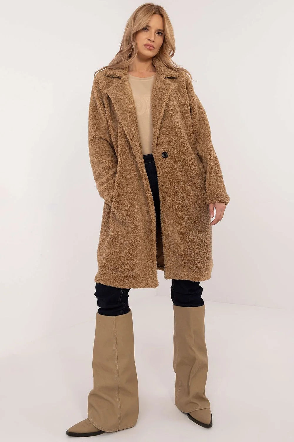 Manteau Italy Moda design moderne peluche couleur camel longueur genoux col à revers bouton unique poches latérales manches longues polyester viscose automne hiver femmes