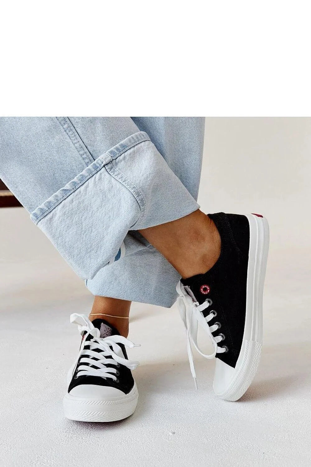 baskets solea femmes noires toile urbain minimaliste confort inégalé coupe basse semelle caoutchouc blanche embout renforcé oeillets métalliques