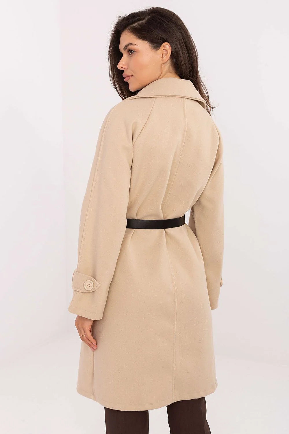 manteau long femme laine beige doubleboutonnage col cranté coupe droite pochespassepoilées manchesbride silhouette ceinturée ceinture similicuirnoire boucledorée élégante chaud