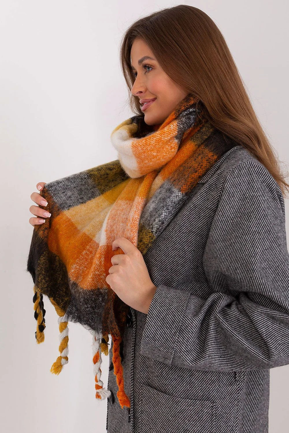 Écharpe longue pour femme en carreaux colorés en polyester avec pompons et franges, style moderne et chaleureux, idéale pour l'automne et l'hiver