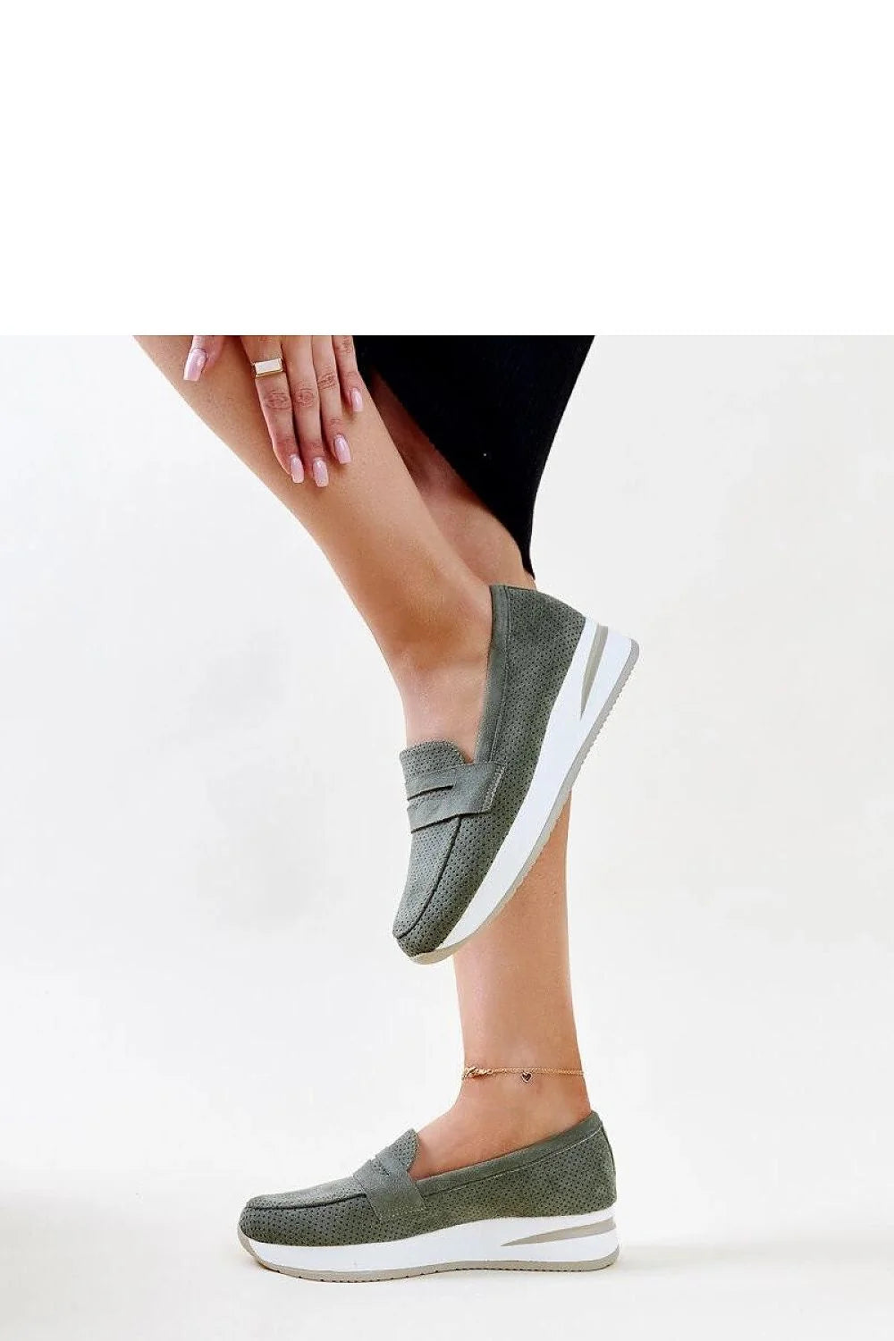 Chaussures basses pour femmes en suède perforée vert olive, style slip-on, confortable et élégante