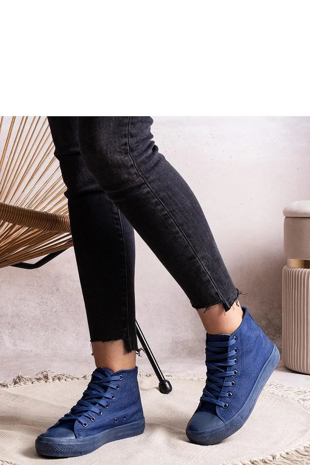Baskets montantes femme style urbain moderne bleu profond tige canvas semelle caoutchouc lacets ronds