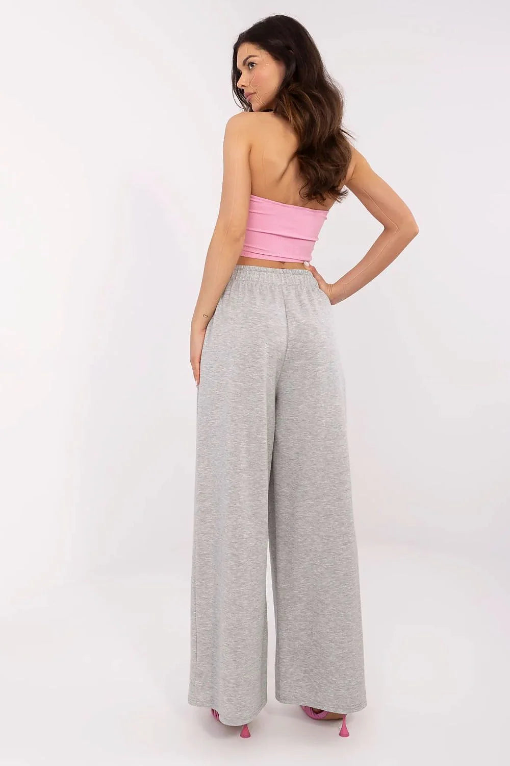ensemble été femme rose clair bandeau court ajusté maille extensible pantalon large fluide gris chiné taillehaute sandales talons lanières enveloppantes