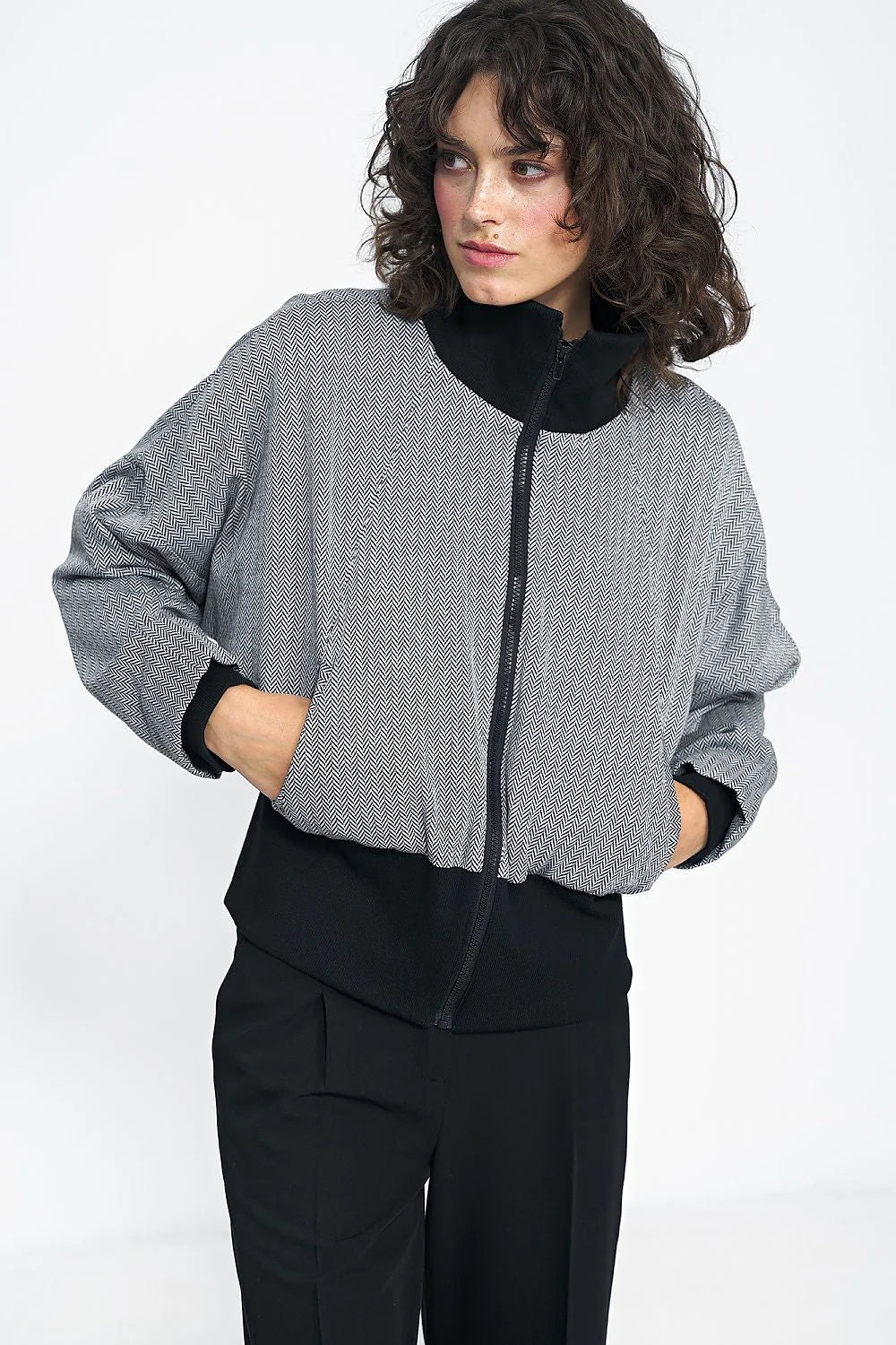 Veste féminine moderne chevron noir et blanc col montant manches longues élastiquées polyester spandex viscose taille ajustable femme