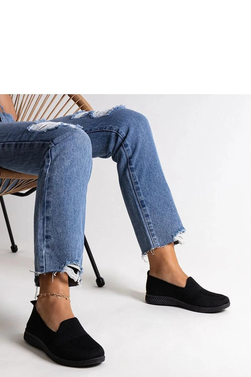 Pantalon casual droit en denim déchiré, baskets sans lacets en maille noire, tenue urbaine décontractée pour femme
