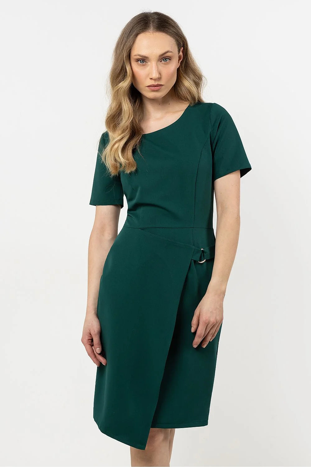 Robe de jour moderne élégante verte manches courtes détails métalliques encolure ronde fermeture latérale tissu polyester viscose élasthanne taille L femme
