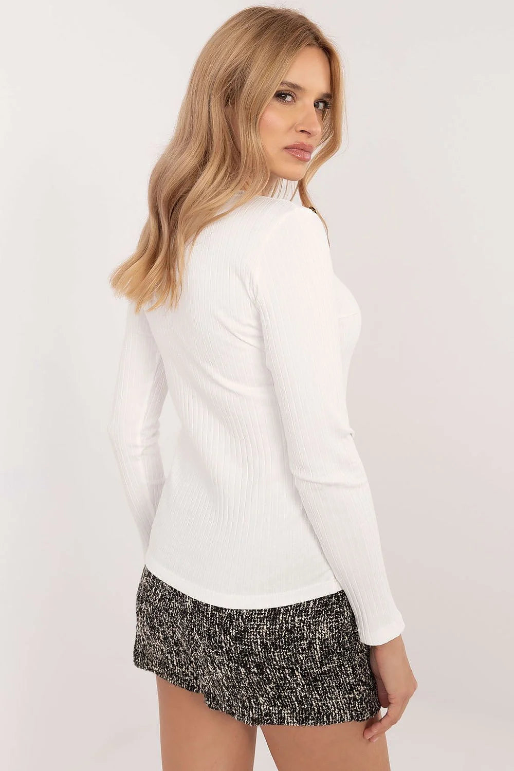 Ensemble mode femme haut ajusté chemisier manches longues encolure V motif animal jupe courte tweed houndstooth occasion élégante