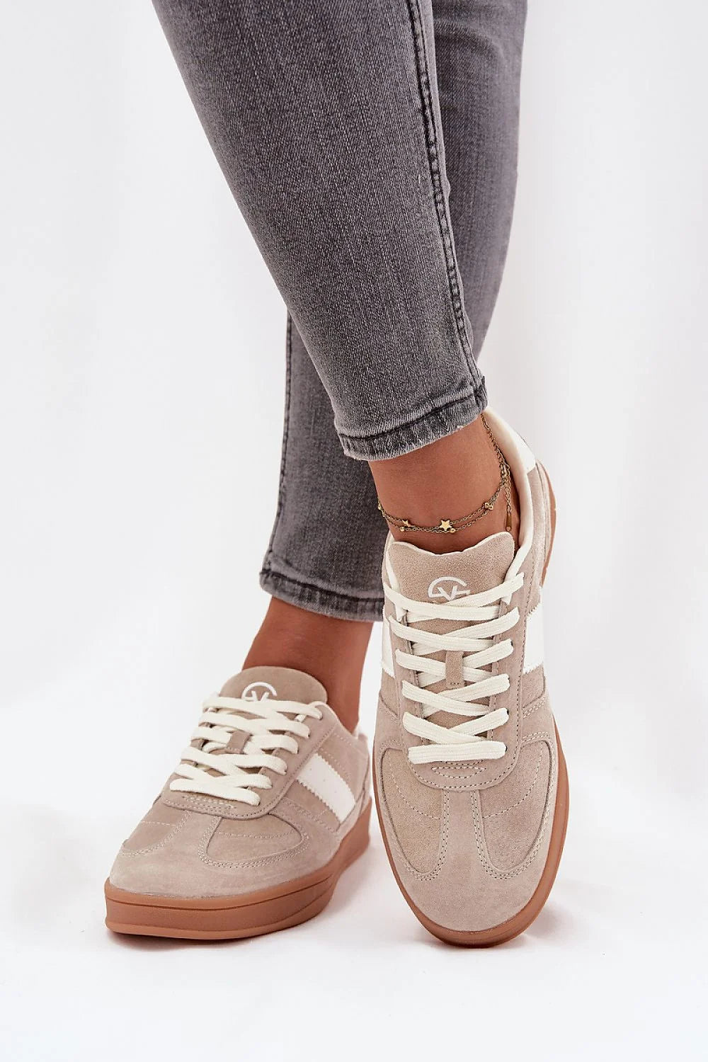 baskets femme suède beige clair rétro minimaliste basses bout rond laçage plat bande latérale blanche semelle gomme marron