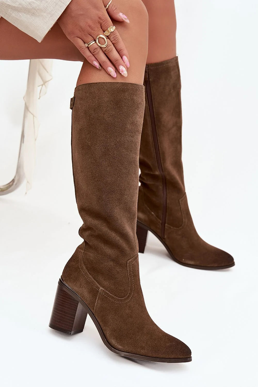 bottes cavalières mi mollet suède chocolat talon bloc empilé bout amande surpiqûres western fermeture zippée doublure fourrure synthétique