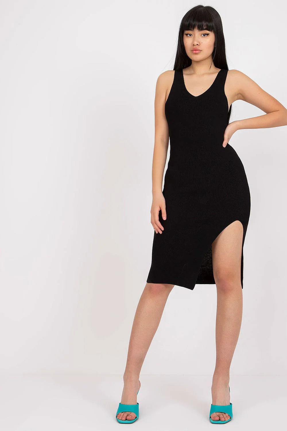 Robe de jour moderne élégante noire tissu maille côtelée silhouette moulante encolure V sans manches longueur genou femmes
