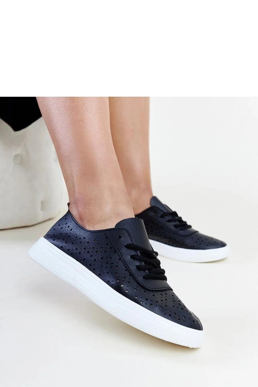 Baskets noires perforées design moderne casual tige cuir synthétique semelle épaisse blanche lacets noirs low cut confortable femme