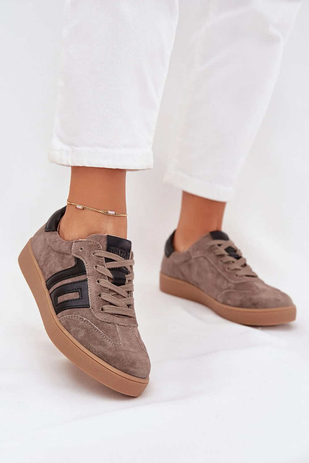 baskets basses femme cuir naturel suédé taupe semelle épaisse caoutchouc caramel lacets assortis talon cuir noir bandes bout arrondi surpiqûres
