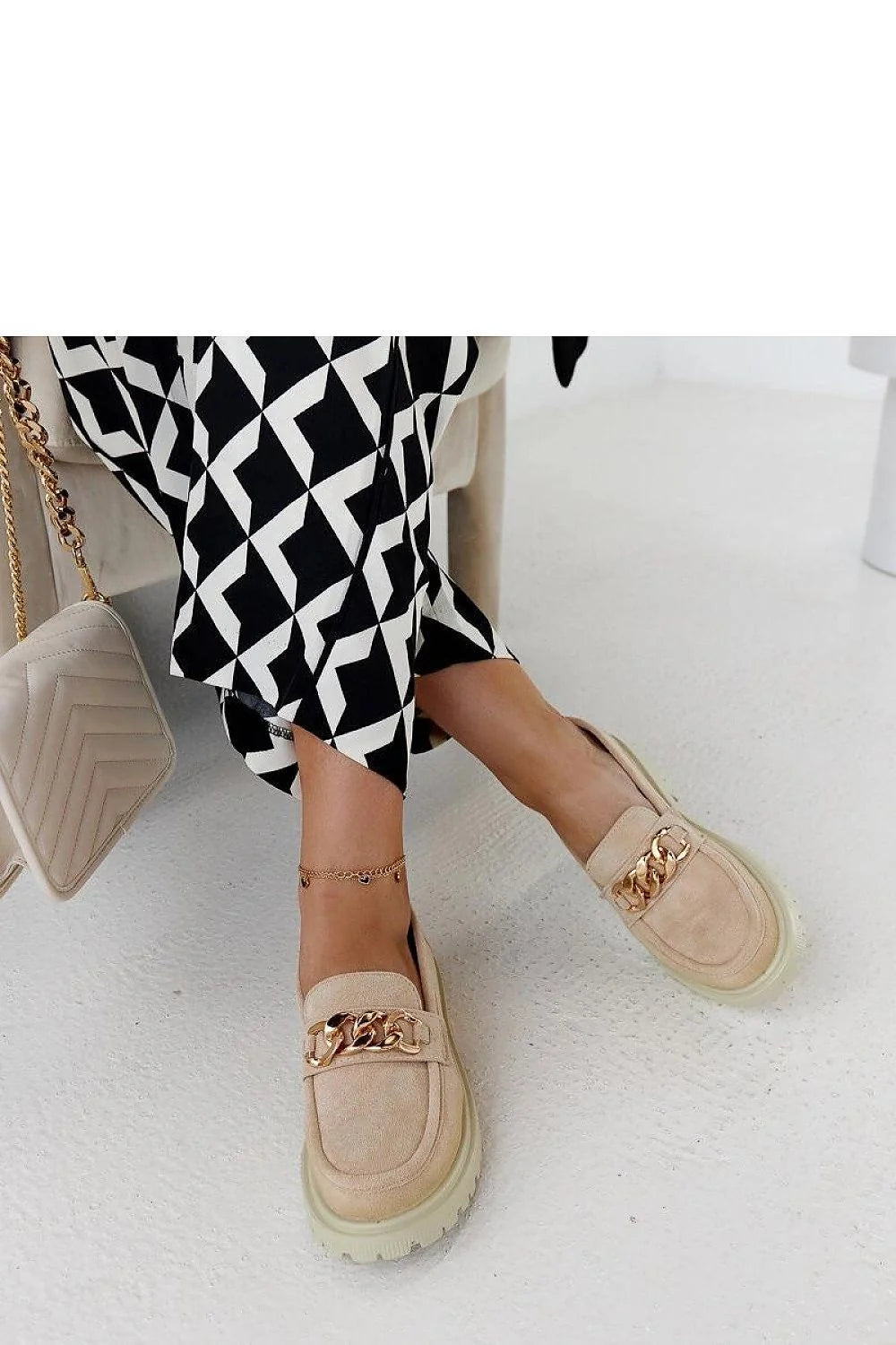Mocassins en daim beige Elenor chaîne dorée élégance confort été femmes style moderne occasions chic