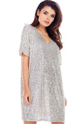 robe courte paillettes argentée col V manches courtes oversize ample décontractée scintillante glamour élégante stretch coupe droite mini soirée femme
