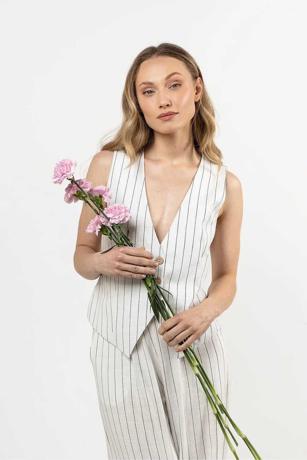 Gilet sans manches en lin rayures verticales blanc cassé pantalon taille haute femme style classique