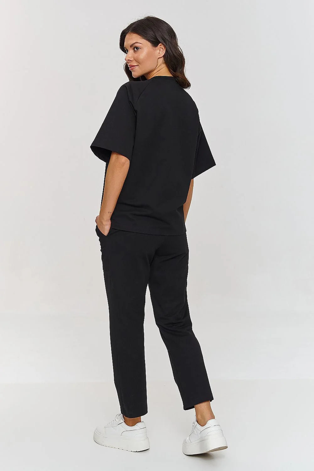 Confortable ensemble de survêtement pour femme en coton noir, coupe ample et droite, manches courtes, poches latérales, style casual, idéal pour quotidien et loisirs actifs