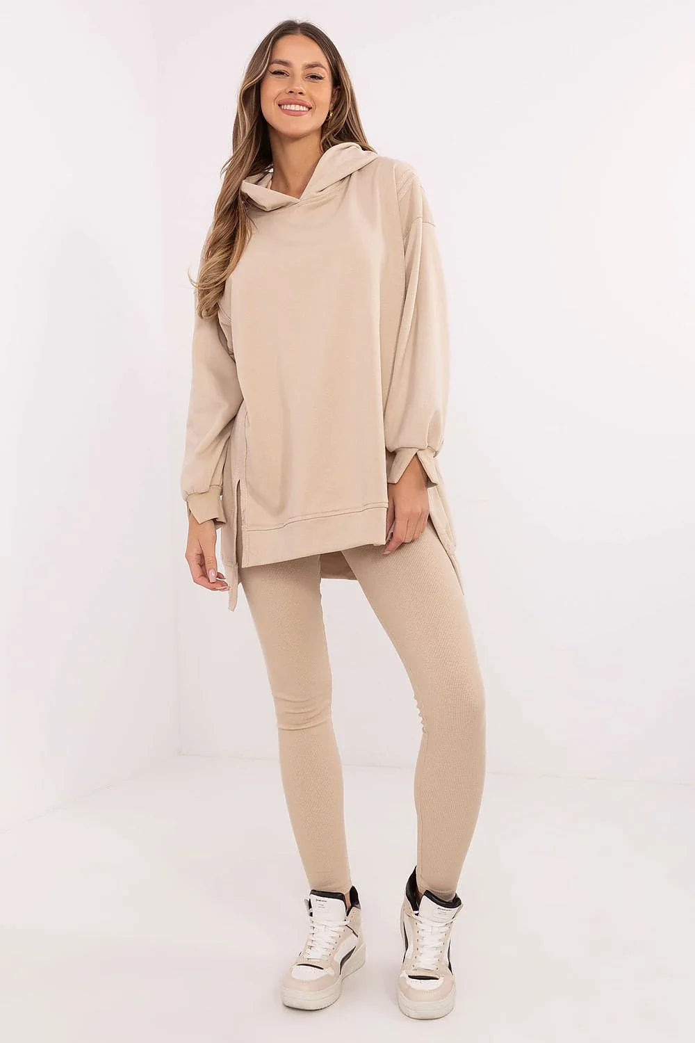 ensemble sweatshirt oversize capuche molleton manches bouffantes fentes latérales ourlet allongé beige leggings côtelés ajustés gainant confortable streetwear