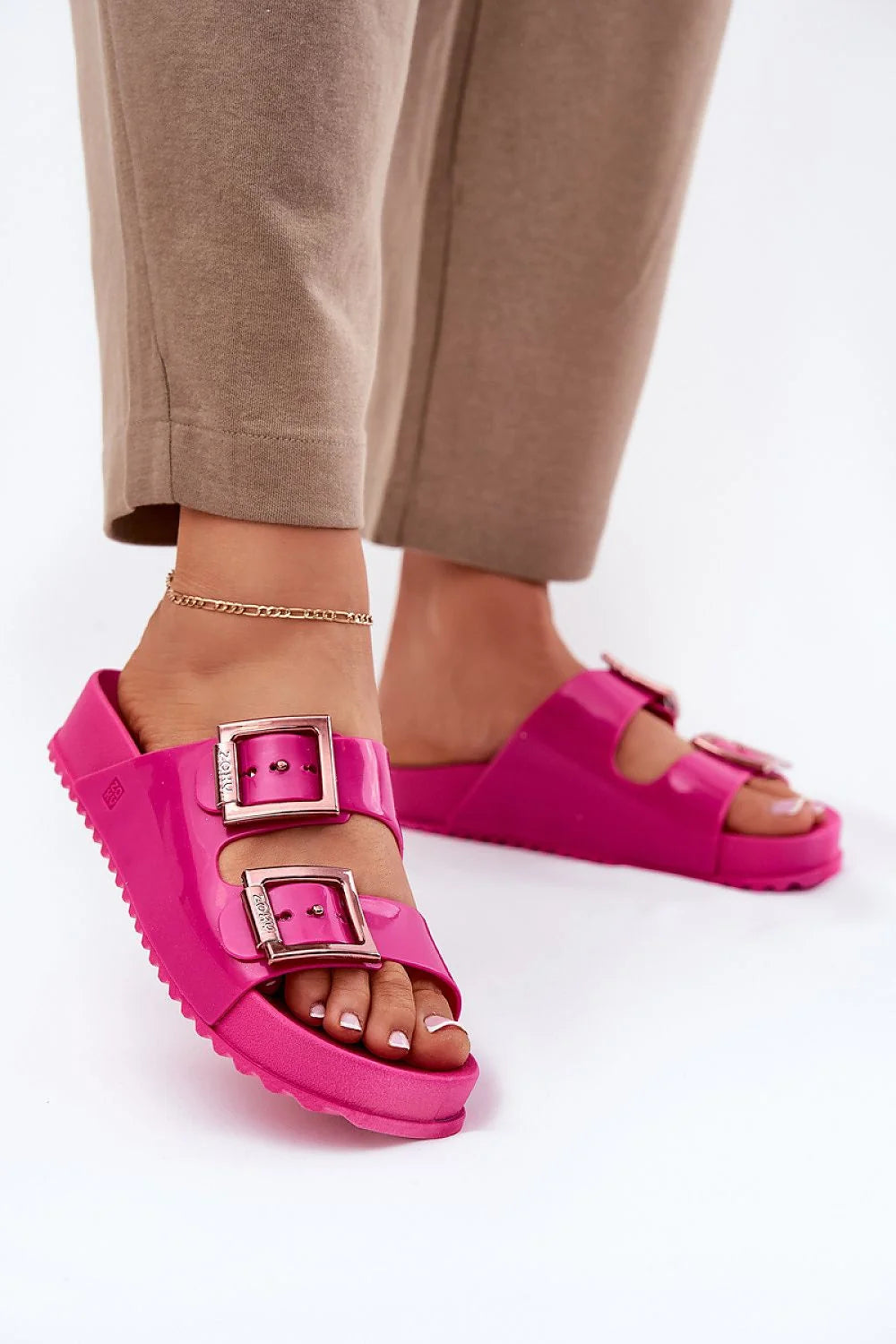 Sandales Plates Élégantes en Matériau Synthétique Design Classique Brides Régulables Confort Été Vegan Hypoallergéniques Recyclables
