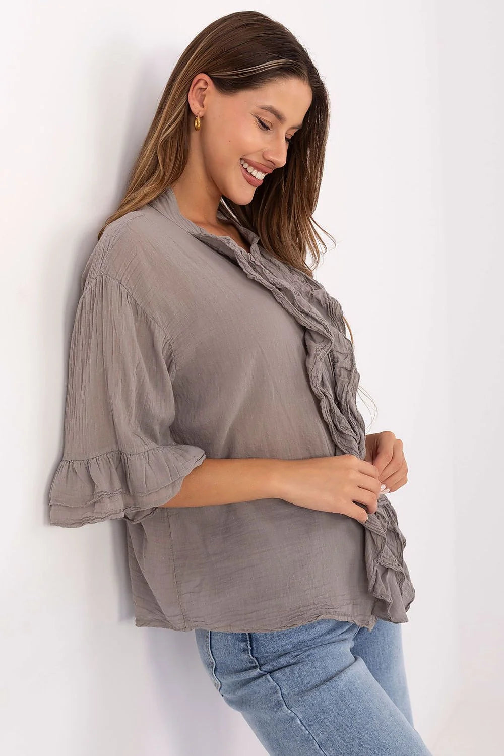 chemise bohème élégante femme coton léger taupe volants manches trois quarts décolleté V oversize boutonnage central plastron froncé ourlets effilochés
