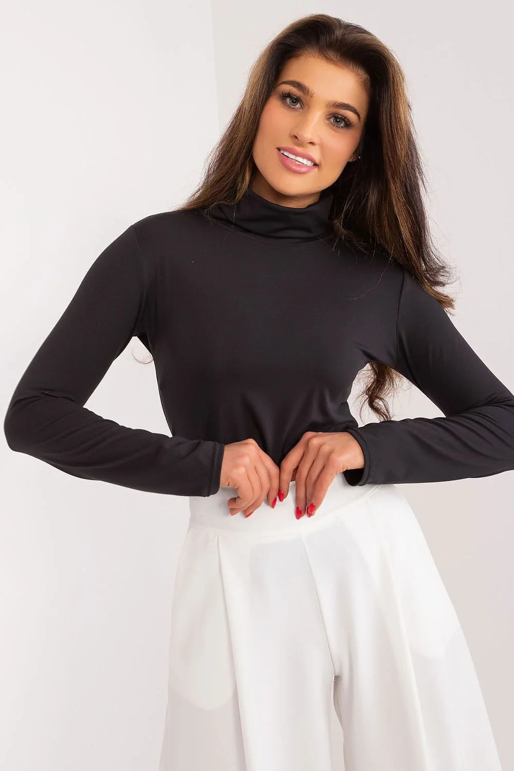 Chemisier col roulé noir matière élastique coupe ajustée associé à jupe plissée blanche haute taille femme