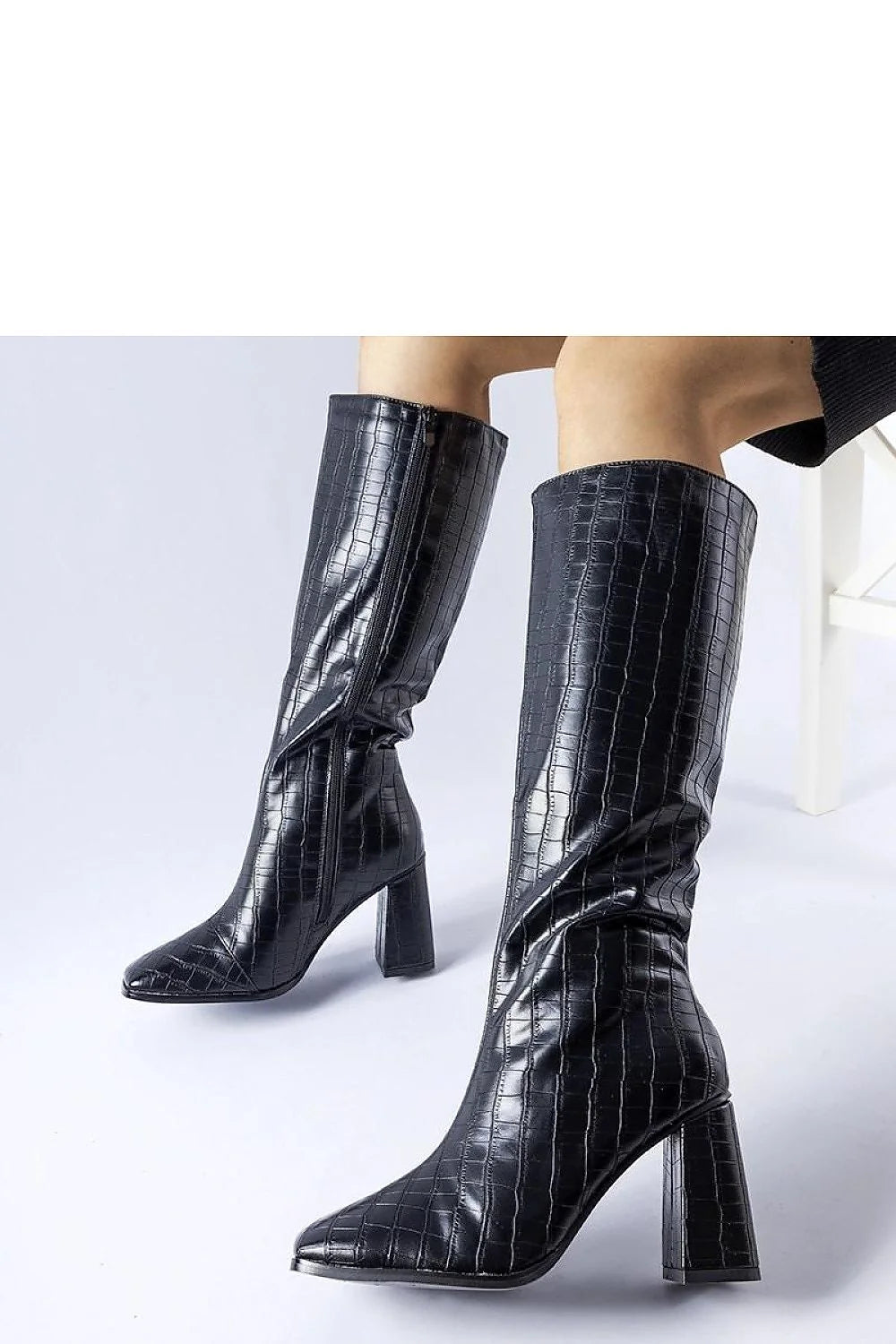 Bottes hautes pour femmes design sophistiqué cuir verni noir embossé imitation crocodile talon bloc modéré pointe légèrement pointue fermeture éclair latérale invisible