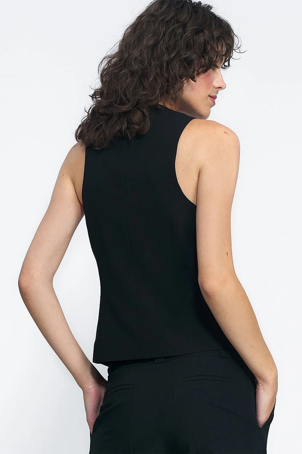 Gilet pour femme élégant sans manches coupe cintrée col V profond noir matière confortable taille ajustable occasion polyvalente