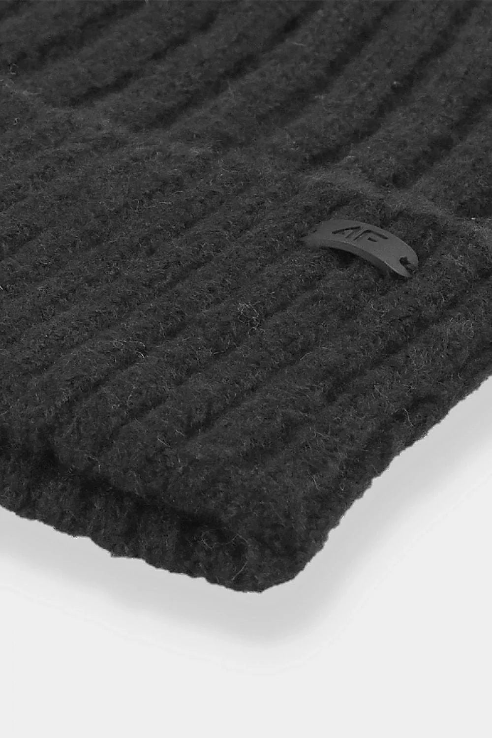 Bonnet d'hiver féminin en tricot côtelé cache-cœur matière recyclée polyester recyclé acrylic elastane noir ajusté pour femme