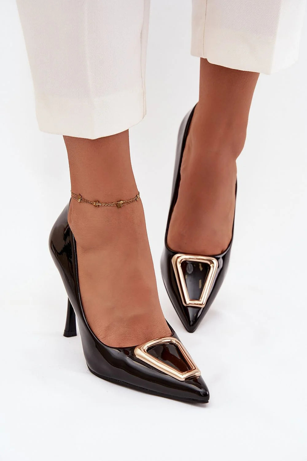 escarpins femme cuir écologique vernis noir bout pointu silhouette élancée talon stiletto haut boucle métallique dorée semelle souple