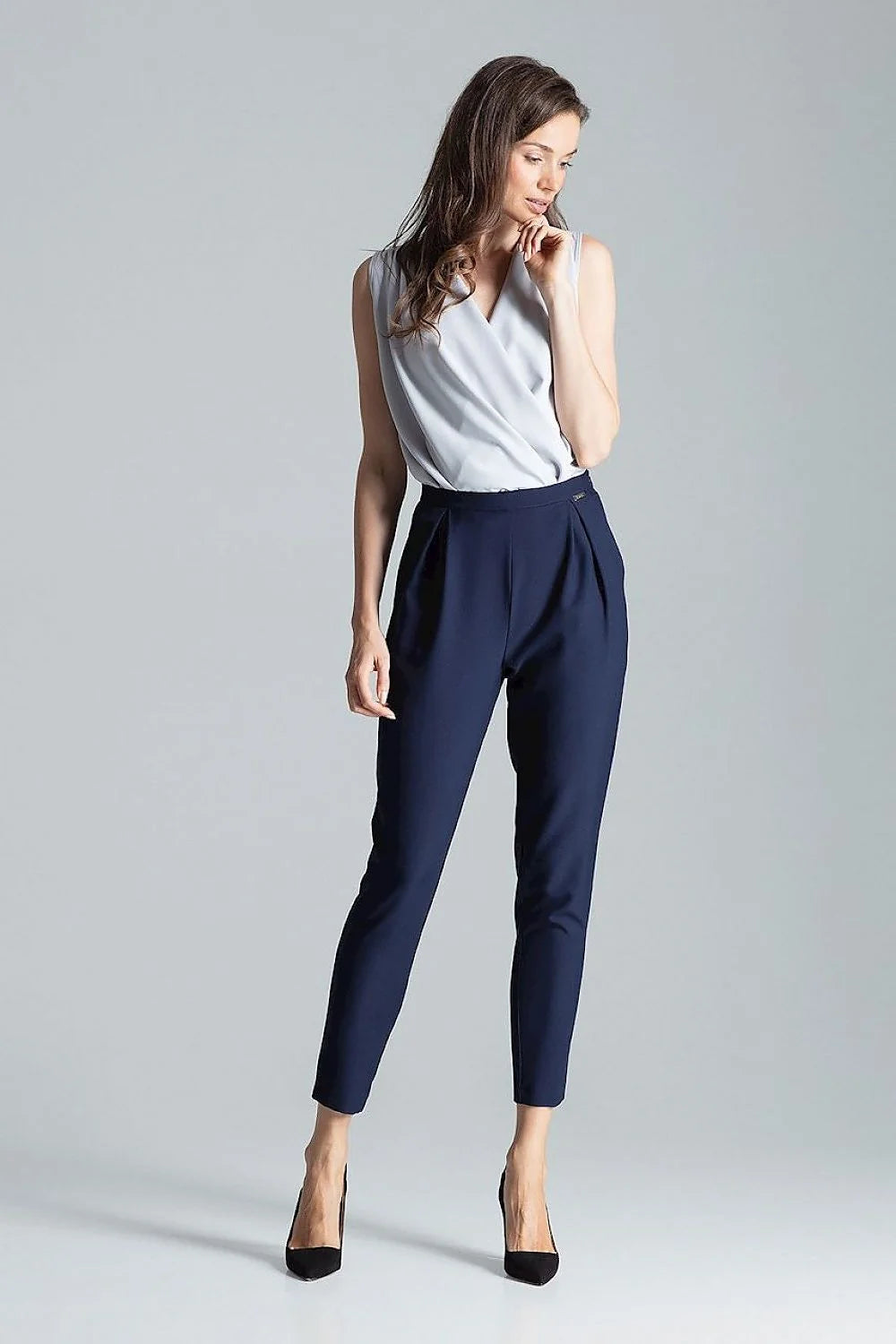 Pantalon taille haute rouge vif en coton élégant ajusté avec ceinture intégrée pour femme moderne