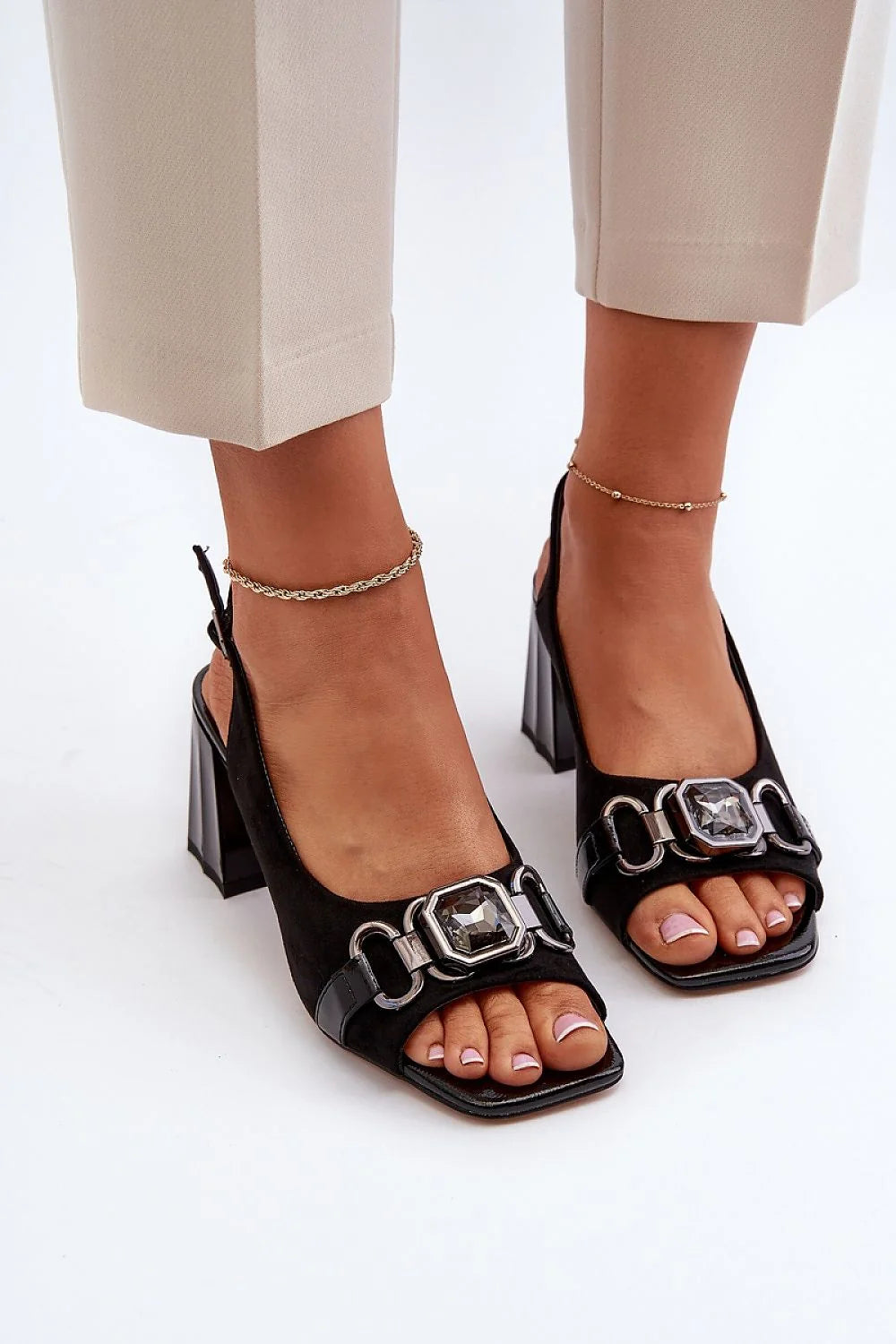 sandales femme suédine noire empiècements vernis contraste talon bloc 7cm bout ouvert carré bijou cristal facetté anneaux métalliques