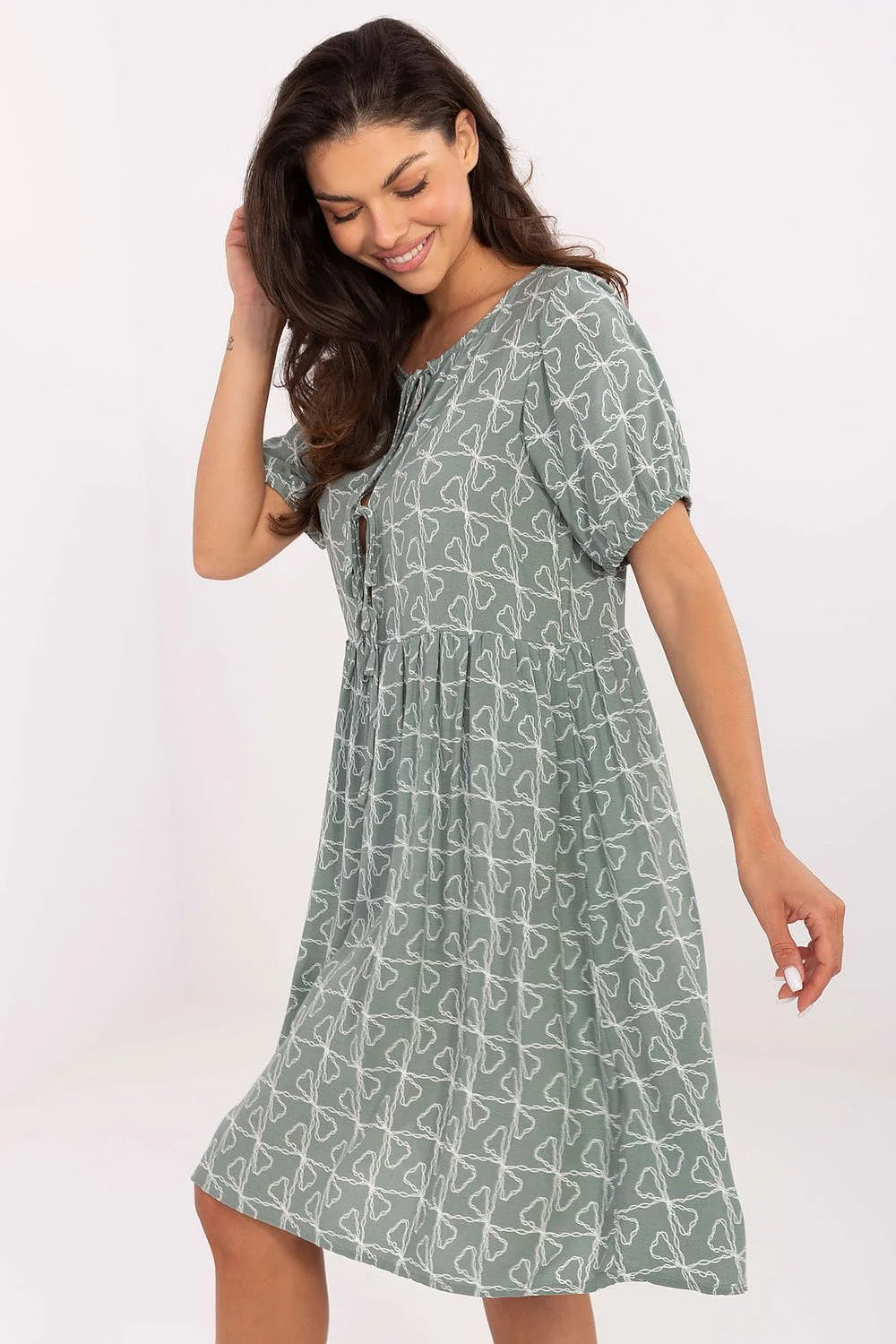 Robe de jour Sublevel sage vert imprimé abstrait manches courtes col rond attache à nouer taille ajustée robe été femme