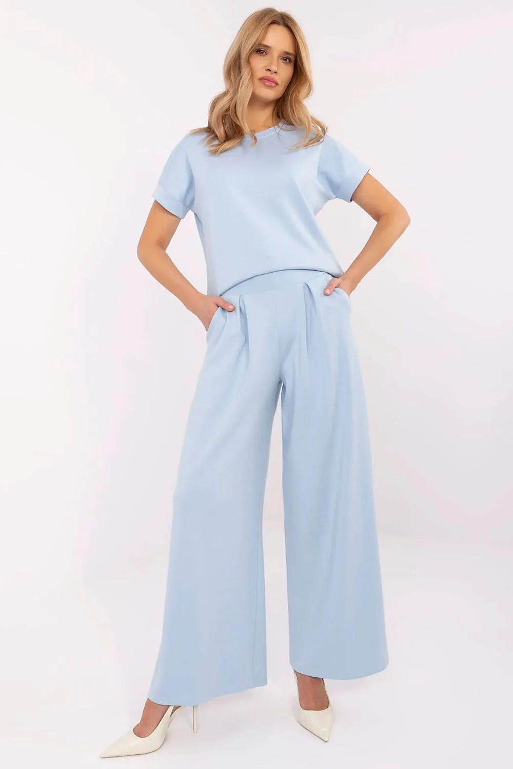 Ensemble vêtements femme deux pièces bleu pastel doux style minimaliste confortable matières douces taille haute manches courtes jambes larges modernes élégance