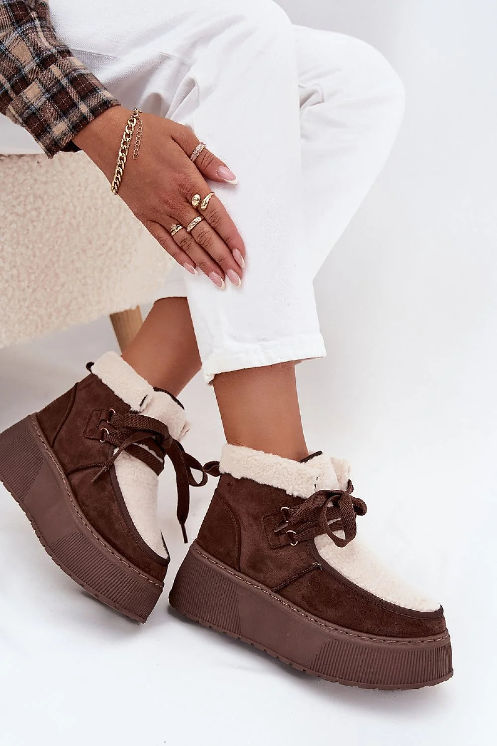 bottines neige femme montantes suédine écologique chocolat sherpa écru lacets ruban œillets métalliques fourrure doublure plateforme crantée