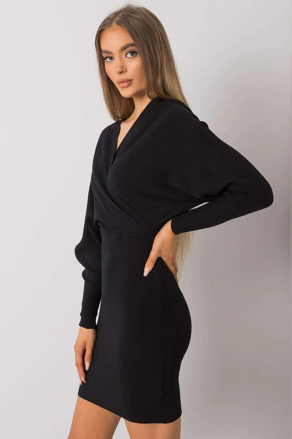 Robe tricot noir élégante manches longues ajustée silhouette féminine confort style quotidien femme