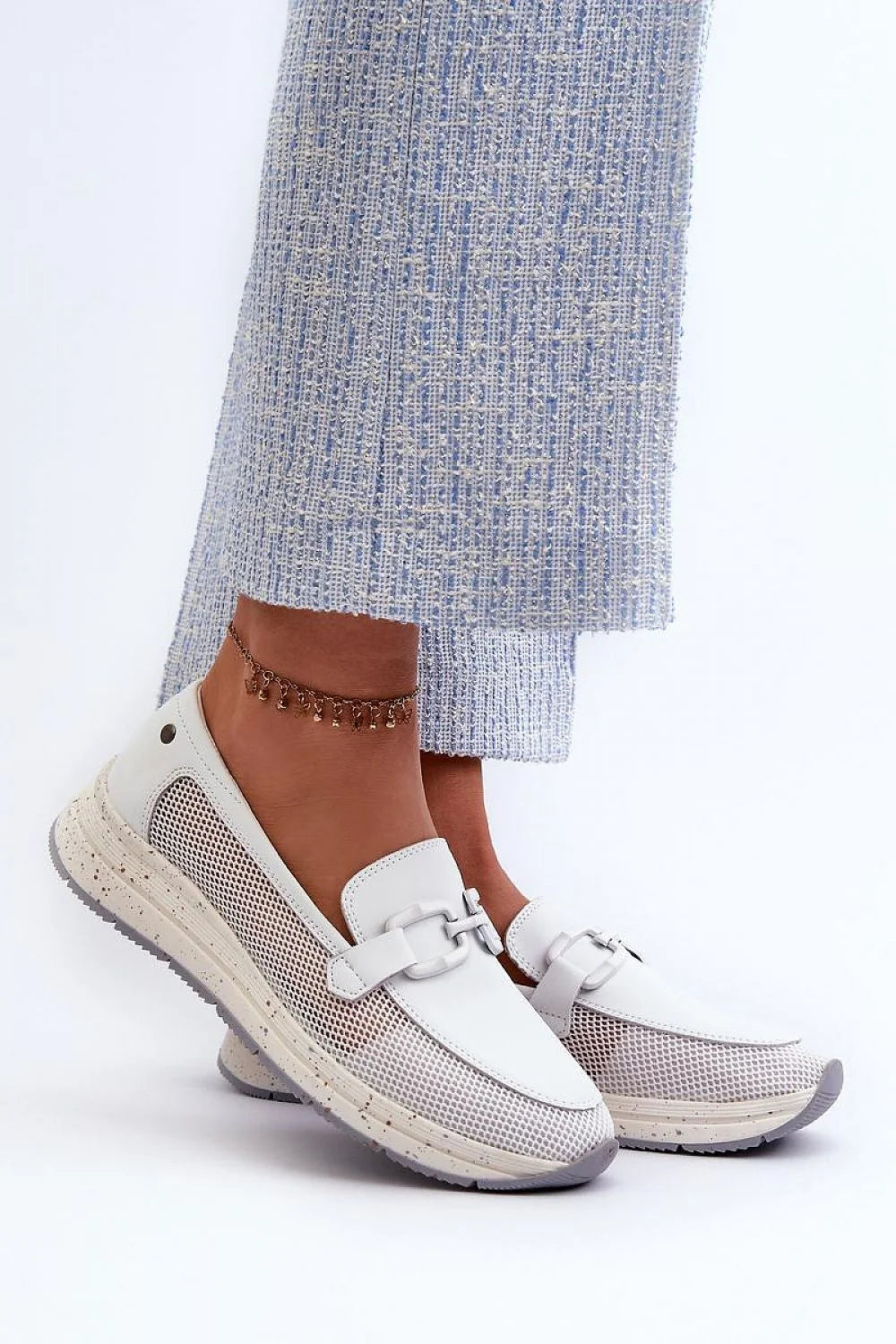 Mocassins femmes style moderne maille blanche cuir détails semelle caoutchouc couleur contrastée confortable occasion多种