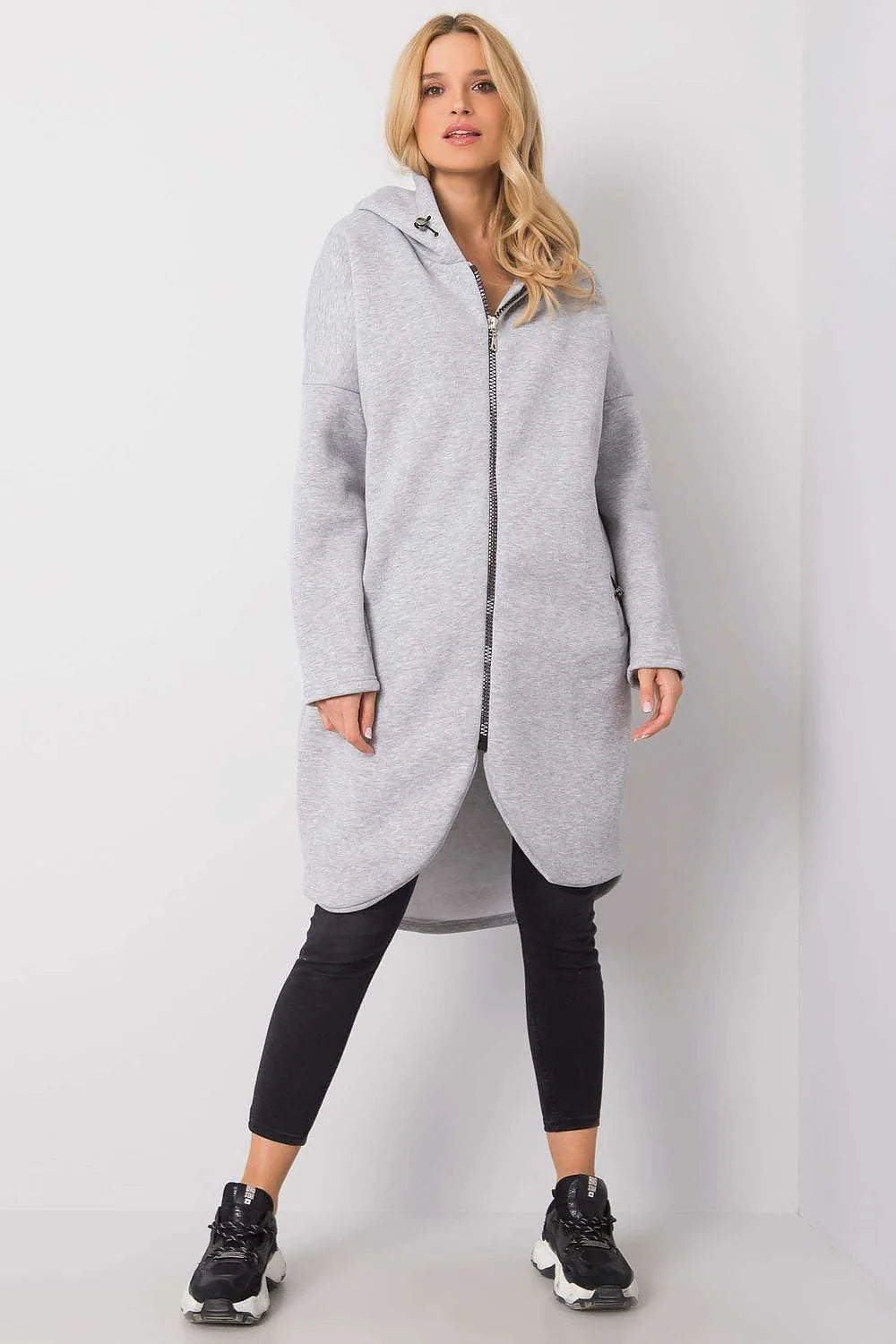 Manteau pour femmes design moderne audacieux couleur fuchsia vif coupe oversize matériau structuré fonctionnalité confort