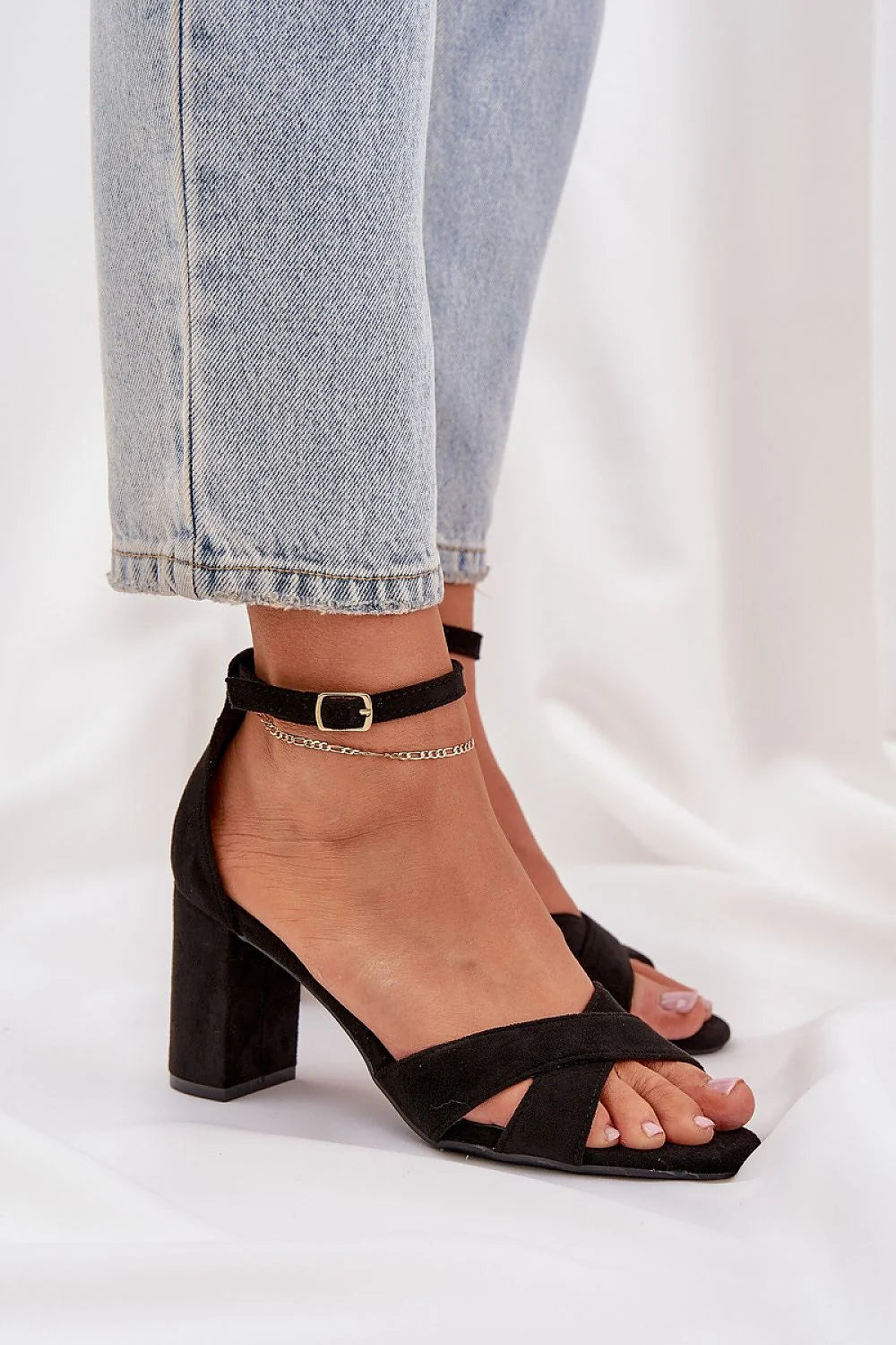 Sandales à talons compensés élégantes pour femmes en daim éco cuir artificiel semelle confortable bride ajustable boucle métallique style moderne occasion semi-formelle noir taille 36-39