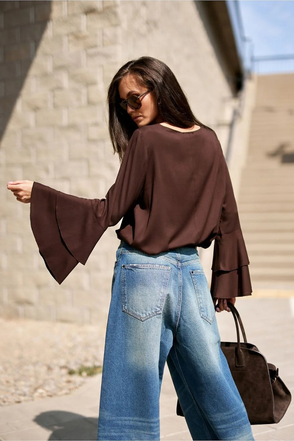 chemisier Camila viscose extensible chocolat encolure ronde coupe ample manches cloche doubles volants tombé souple longueur hanches casual chic polyvalent
