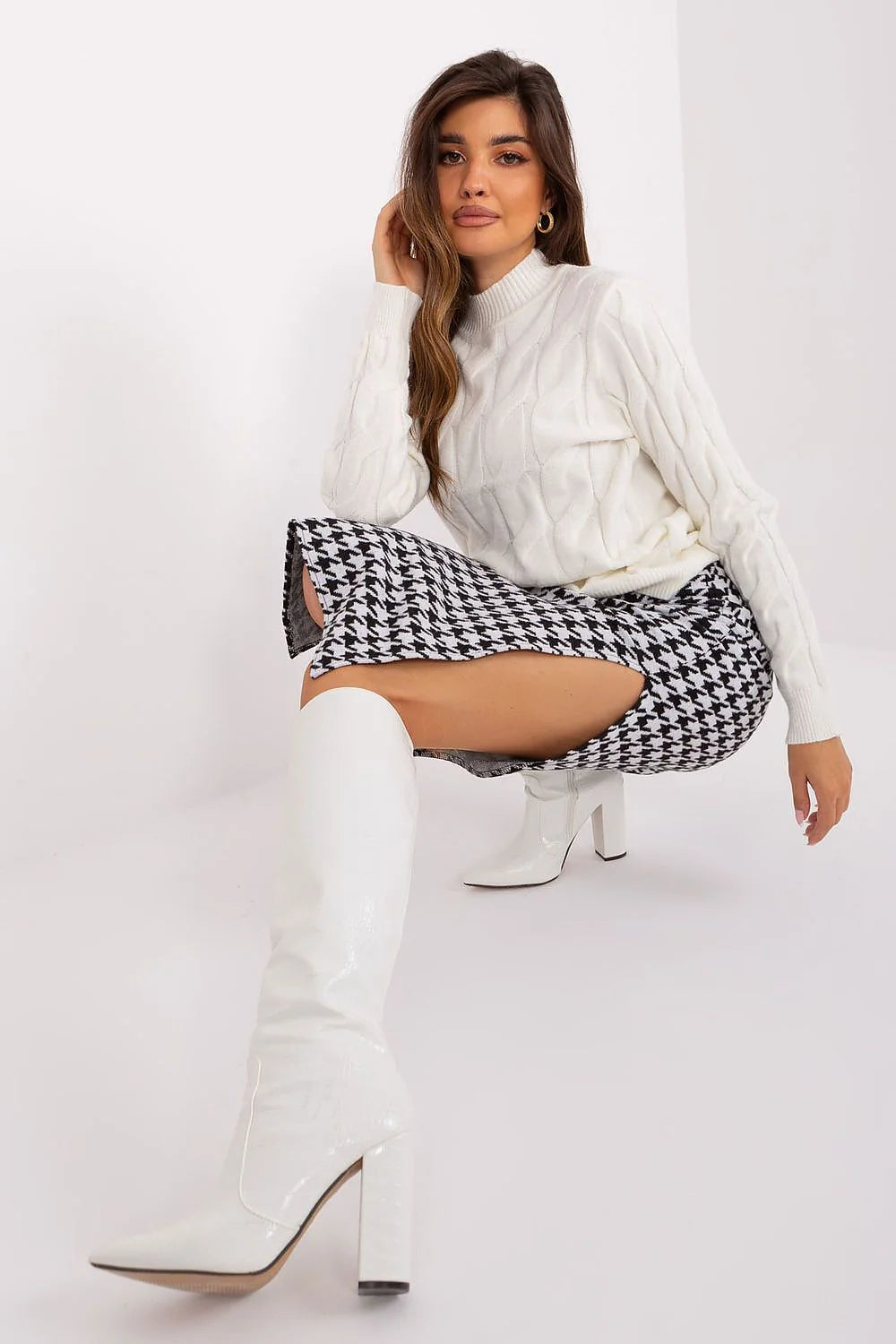 Ensemble mode femme pull motif torsadé jupe pied-de-poule bottes blanches hautes taille ajustable style chic moderne