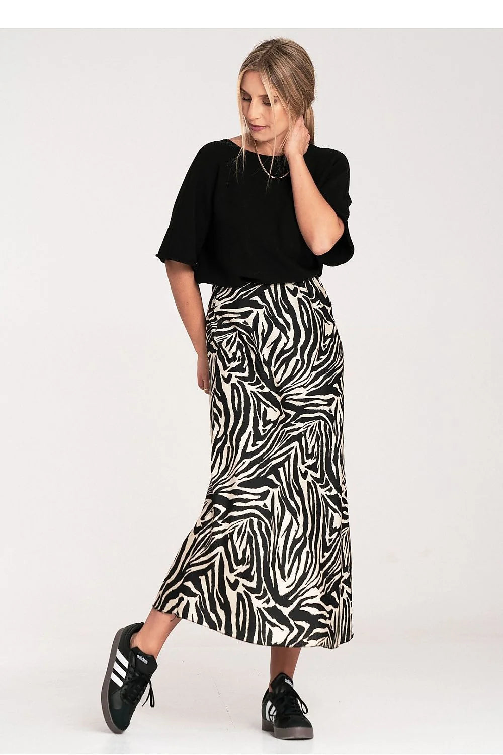 Jupe midi élégante longue motif zébré noir blanc satiné buste ajusté escarpins noirs femme