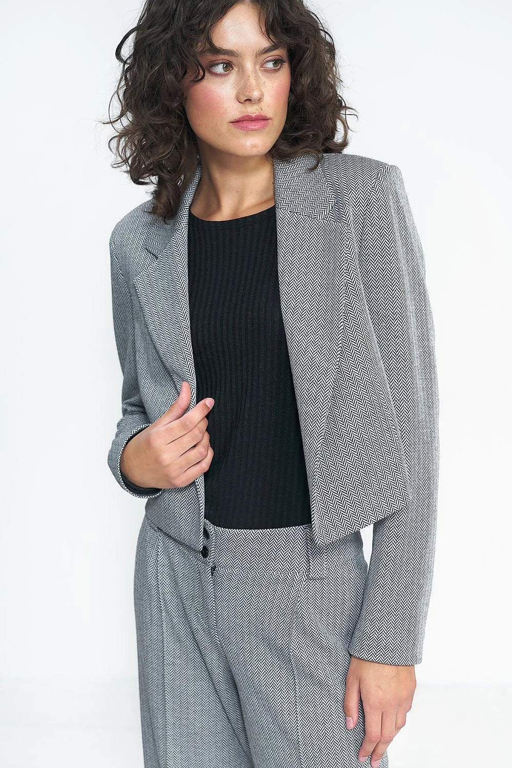blazer femme courte croppée col tailleur épaules structurées chevrons gris noir texturé ajustée manches longues pantalon taille haute coordonné