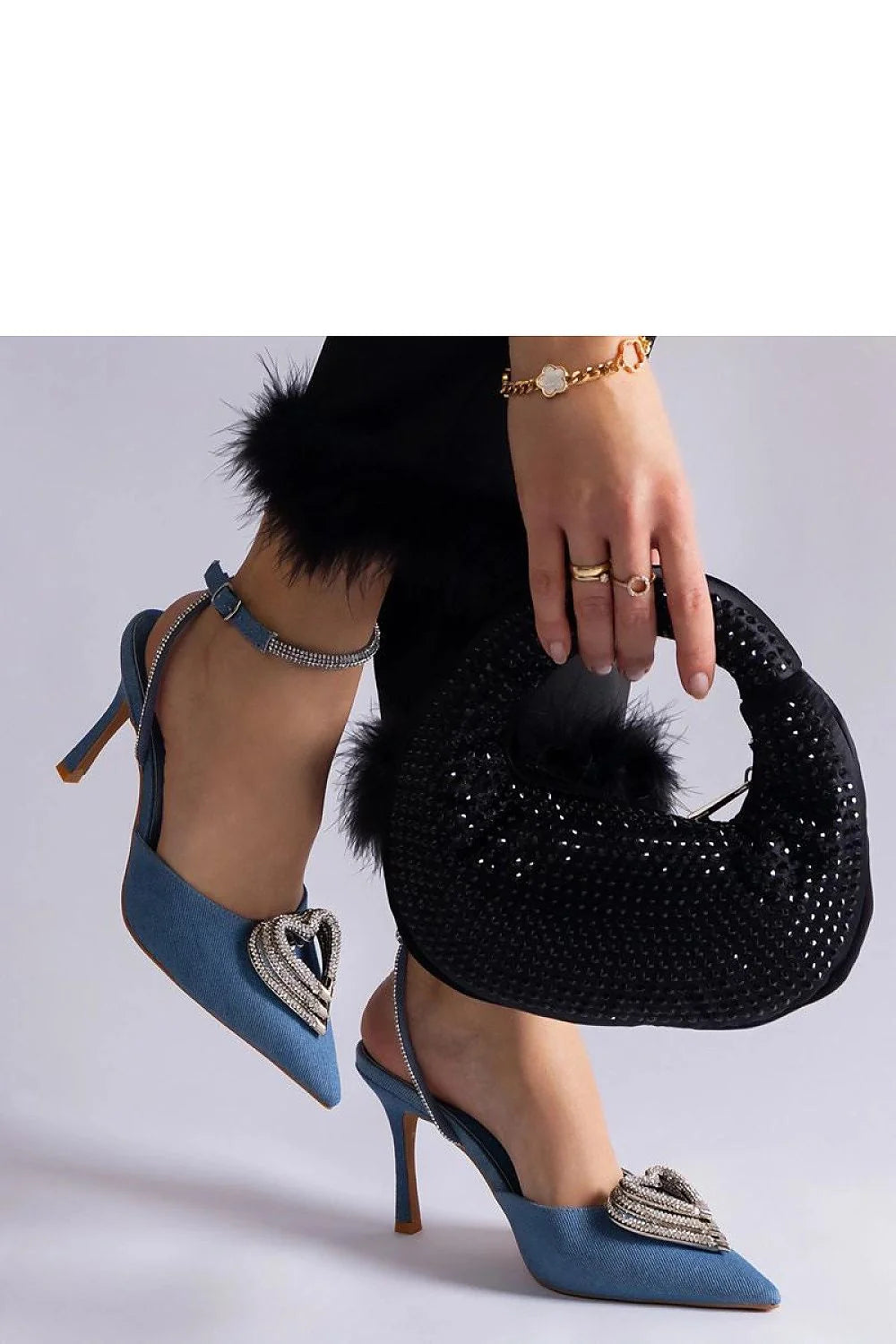 escarpins talons aiguilles bleu pâle daim pointus bride cheville strassée boucle bijou coeur cristaux élégance soirée mariage cérémonie glamour sophistiqués