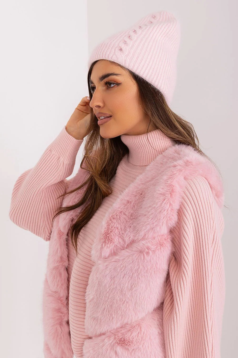 Ensemble hiver féminin complet bonnet pull gilet fourrure synthétique rose pâle texture douce matelassage confort