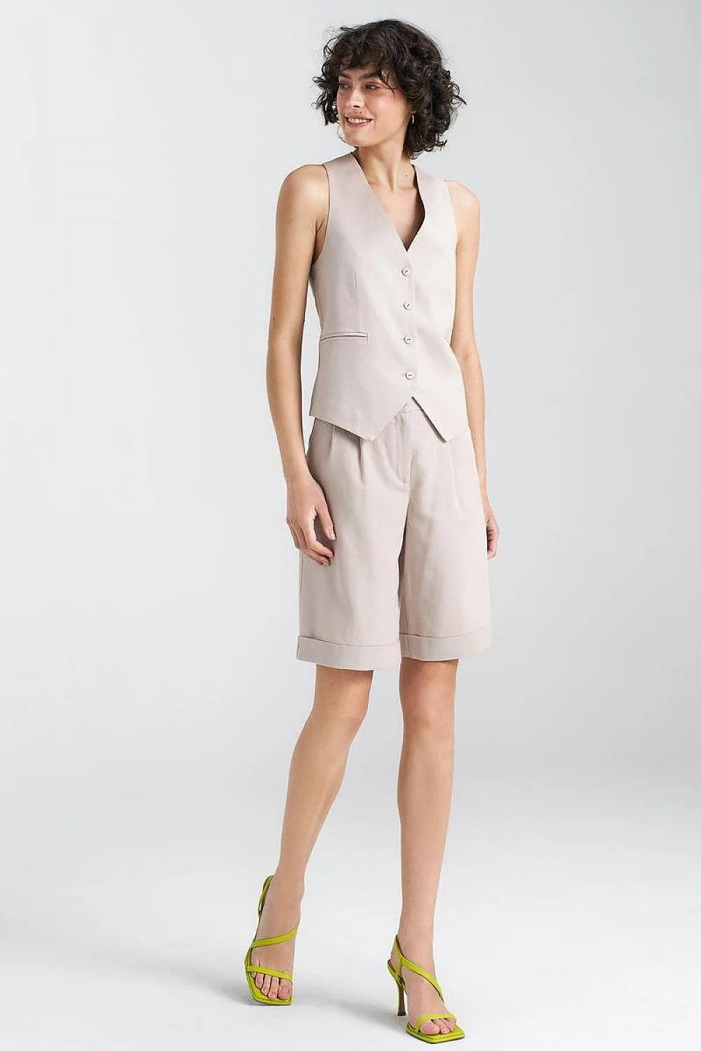 Gilet Nife sans manches associé à bermuda ample, style classique, col V, 5 boutons, beige, lin-coton, coupe ajustée, été, mode féminine élégante, décontractée, semi-formelle