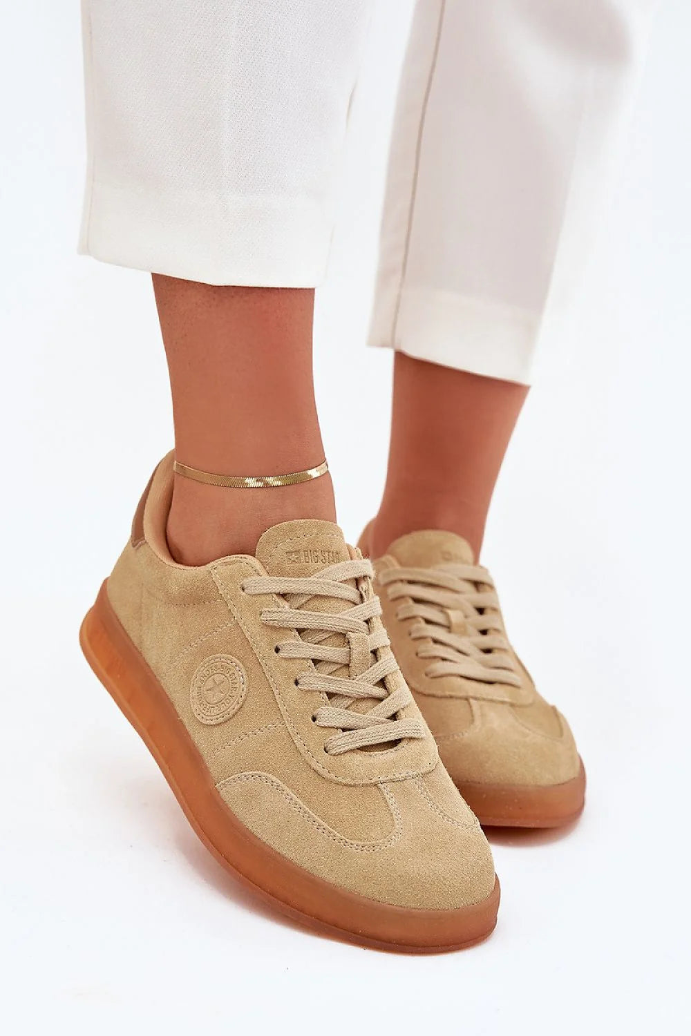 Chaussures pour femmes modernes élégantes décontractées cuir suédé beige clair logo discret semelle gomme marron HI-POLY SYSTEM