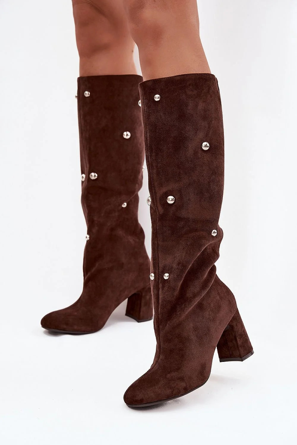 bottes femme hautes suédé marron chocolat bout arrondi talon colonne stable doublure fourrure synthétique ornements clous ronds argentés