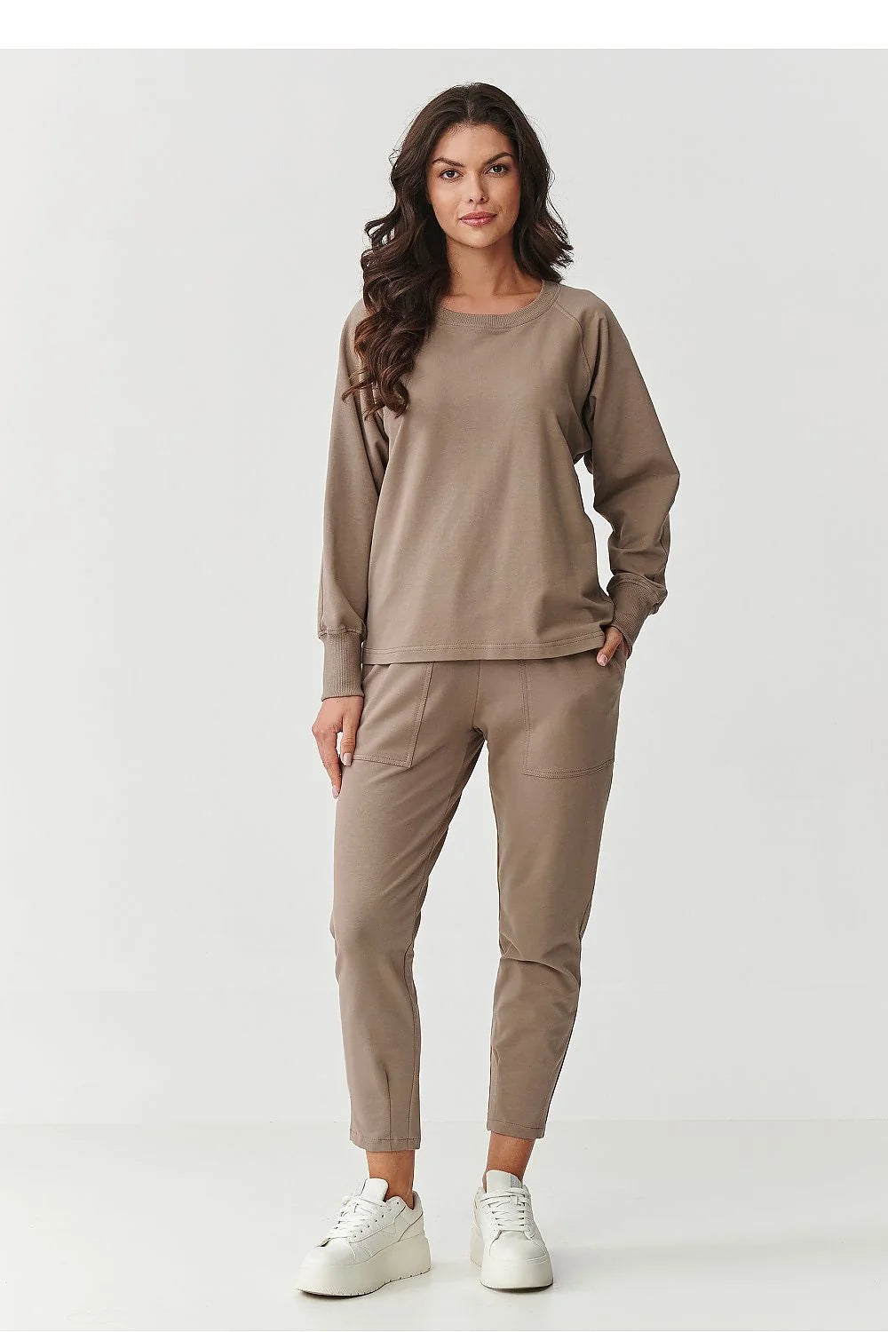 ensemble survêtement femme confortable élégant taupe maille douce décontractée sweatshirt col rond manches raglan poignets côtelés pantalon fuselé poches plaquées