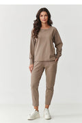 ensemble survêtement femme confortable élégant taupe maille douce décontractée sweatshirt col rond manches raglan poignets côtelés pantalon fuselé poches plaquées