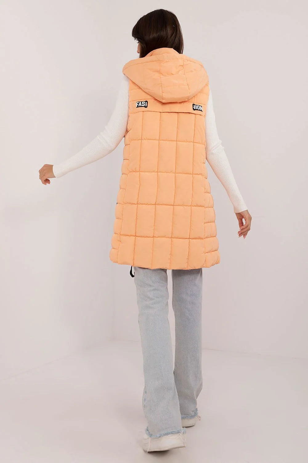 Gilet sans manches pour femme, style urbain, couleur orange pêche, fermeture éclair noire, capuche avec cordon, coupe longue, matelassé, saison automne-hiver