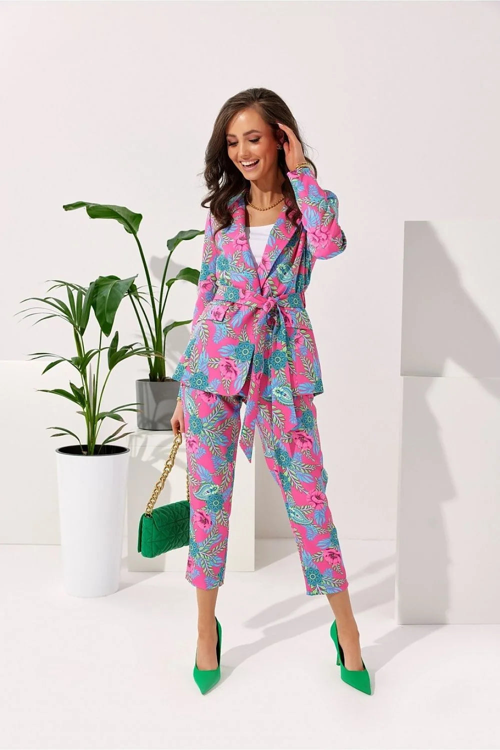 Costume femme à deux pièces veste pantalon floral vibrant tailleur élégant coupe structurée épaules larges ceinture ajustable polyester high-waisted slim-fit eventos formales